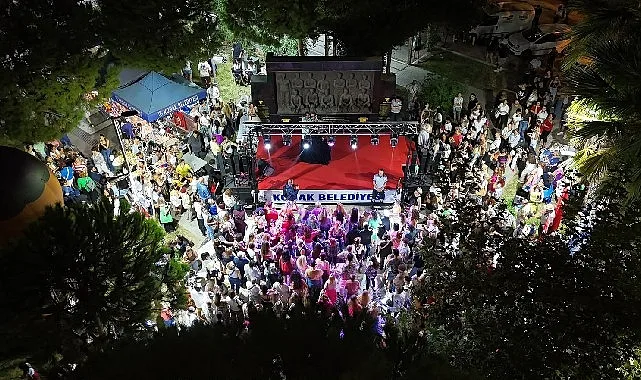 Güzelyalı'da 80'ler ve 90'lar Şenliği İzmirlilere Nostalji Yaşattı