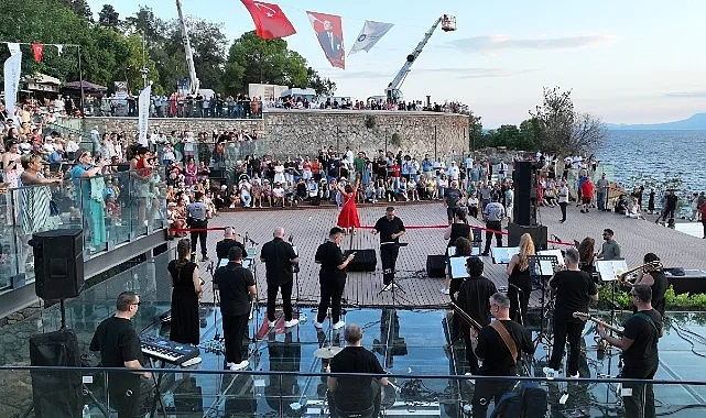 Hıdırlık Kulesi'nde Gün Batımı Konseri: Tarihi Atmosferde Müzik Ziyafeti