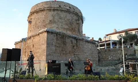 Hıdırlık Kulesi'nde Zefir Trio'dan Akdeniz Manzaralı Müzik Ziyafeti