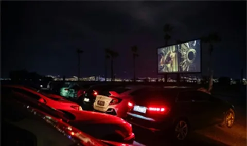 İnciraltı’nda Nostaljik Arabada Sinema Keyfi Devam Ediyor