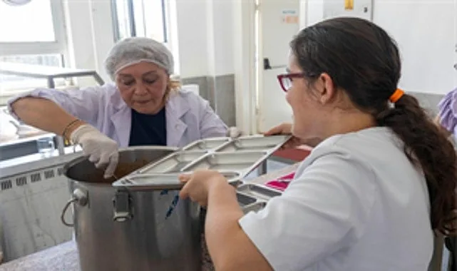 İzmir Büyükşehir, Özel Gereksinimli Öğrencilere Sıcak Yemek Desteğini Sürdürüyor