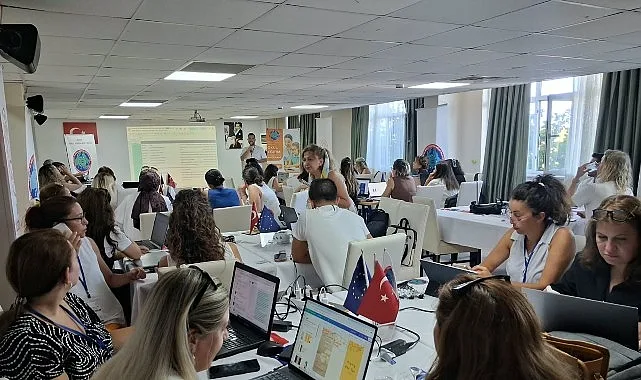 İzmir'de Erasmus+ Okul Eğitimi Akreditasyon Deneyimleri Paylaşıldı