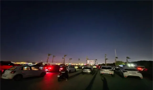 İzmir'de Sonbahar Sinema Keyfi: Yeniden Sinematek Arabada Film Gösterimleri