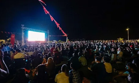 İzmir, Filenin Sultanları'nın Avrupa Şampiyonluğunu Dev Ekranlarda Kutladı