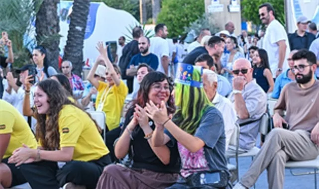 İzmir Fuarı'nda Gençler Mesleki Deneyimleri Dinledi, Dünya Kültürleri Tanıtıldı