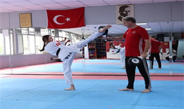 İzmir'in Tekvandocu Yelaldı Kardeşleri Avrupa'dan Çifte Altınla Döndü