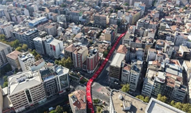 İzmir Kurtuluşunun 104. Yılını Zafer Yürüyüşü ile Coşkuyla Kutladı
