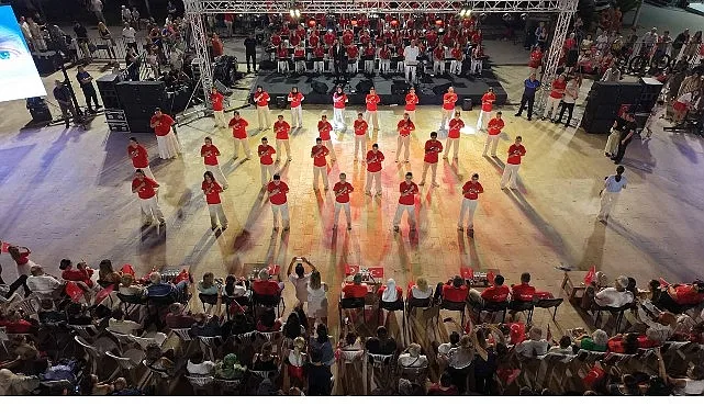 Kemer'de 30 Ağustos Zafer Bayramı Coşkusu Fener Alayı ve Konserle Doruğa Çıktı
