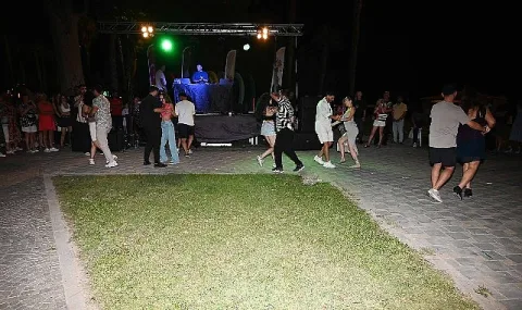 Kemer'de Yaz Akşamları Konserleri Latin Danslarıyla Renklendi