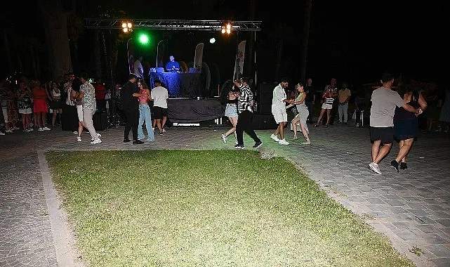Kemer'de Yaz Akşamları Konserleri Latin Danslarıyla Renklendi