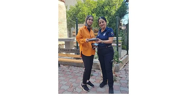 Kemer Zabıtası, Kayıp Cüzdanı Sahibine Eksiksiz Teslim Etti