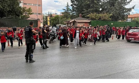 Konya'da Zabıta Ekipleri Okul Çıkışlarında Öğrencilerin Güvenliğini Temin Ediyor