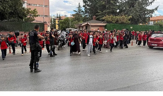 Konya'da Zabıta Ekipleri Okul Çıkışlarında Öğrencilerin Güvenliğini Temin Ediyor