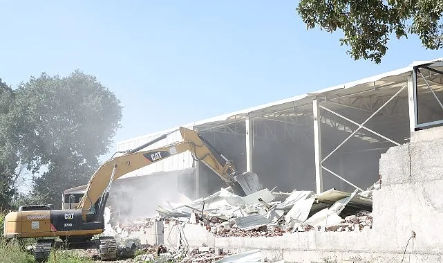 Nilüfer'de İmara Aykırı 3 Bin 600 Metrekare Kaçak Yapı Yıkıldı