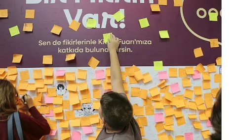 16. Kocaeli Kitap Fuarı'nda Ziyaretçiler Anı Köşesinde Duygularını Paylaşıyor