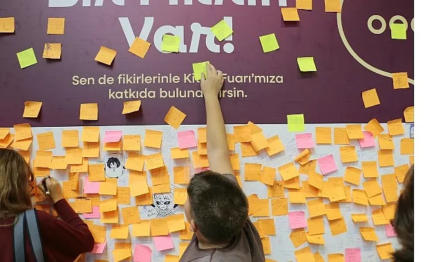 16. Kocaeli Kitap Fuarı'nda Ziyaretçiler Anı Köşesinde Duygularını Paylaşıyor