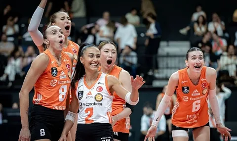 Eczacıbaşı Peron İstanbul, VakıfBank ile Derbiye Hazırlanıyor