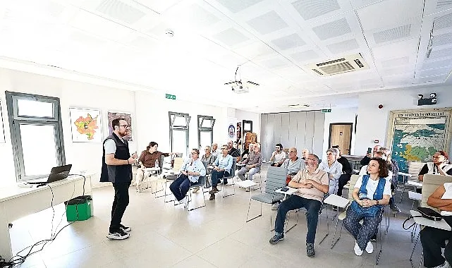 Efes Selçuk'ta Zeytin Üreticilerine Kapsamlı Budama Eğitimi Verildi