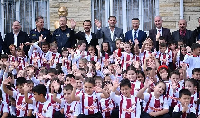 İnegölspor'dan Yeniceköy'deki 750 Öğrenciye Forma Desteği