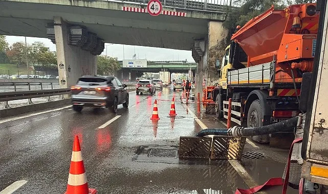 İstanbul'da Fırtına ve Yağış Etkisini Sürdürüyor