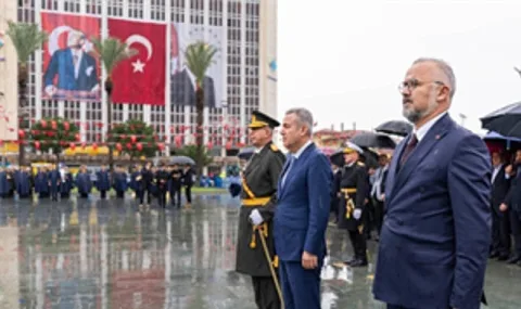 İzmir'de 103. Cumhuriyet Bayramı çelenk sunumuyla anıldı