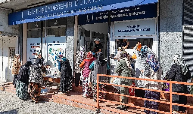 İzmir'de 12 Dayanışma Noktası Haftada 16 Bin 800 Kişiye Yemek Dağıtıyor