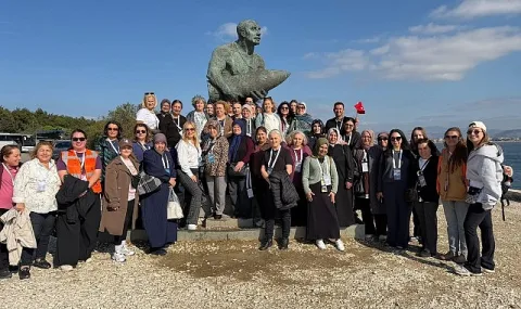 İzmir'de Cumhuriyet etkinlikleri: Gençler Efes-Mimas'ta yürüdü, kadınlar Çanakkale'yi gezdi
