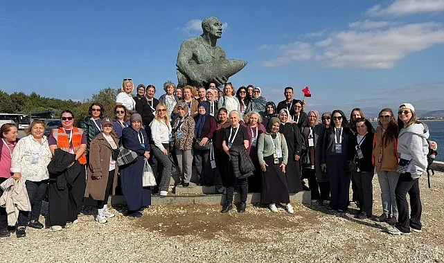 İzmir'de Cumhuriyet etkinlikleri: Gençler Efes-Mimas'ta yürüdü, kadınlar Çanakkale'yi gezdi
