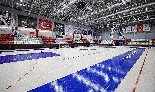 İzmir'deki Celal Atik Spor Salonu Kapsamlı Yenilemeyle Modernleşti