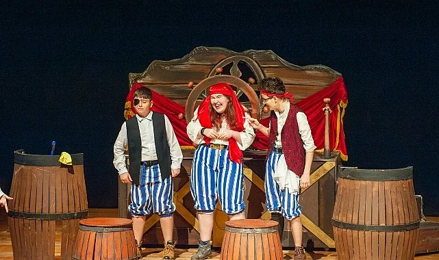 Karşıyaka Belediye Tiyatrosu 30 Yıllık Gelenekle Peter Pan ile Perde Açtı