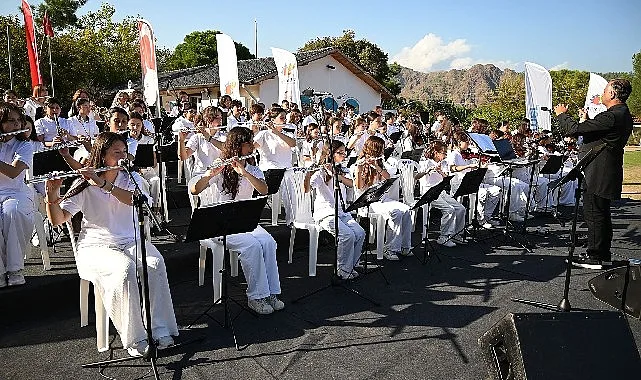 Kemer Belediyesi Cumhuriyet Orkestrası Çıralı'da muhteşem konser verdi