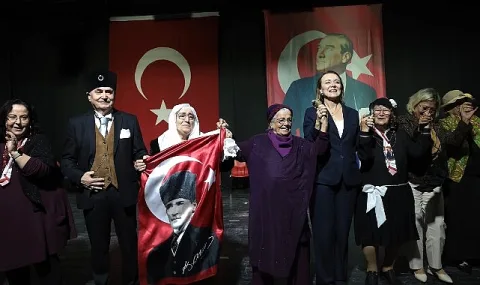 Konak'ta Cumhuriyet'in 103. Yılı Çınarlardan Selam Olsun