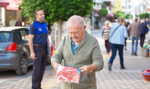 Narlıdere'de Esnaflara Bayrak Dağıtımı