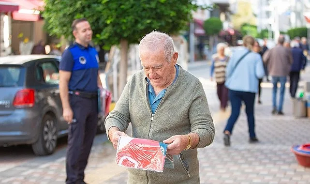 Narlıdere'de Esnaflara Bayrak Dağıtımı